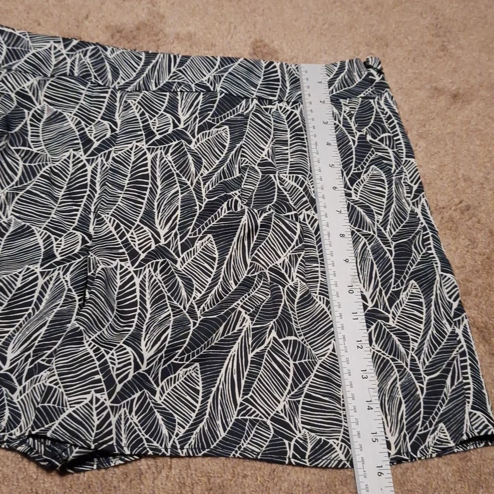 NWT/Loft black and white design shorts size large
